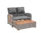 Graues Rattan-Gartensofa mit zwei Sitzen und passendem Couchtisch.