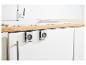 Weiße Spüle mit Holz-Arbeitsplatte und zwei Edelstahl-Spültuchhaltern.