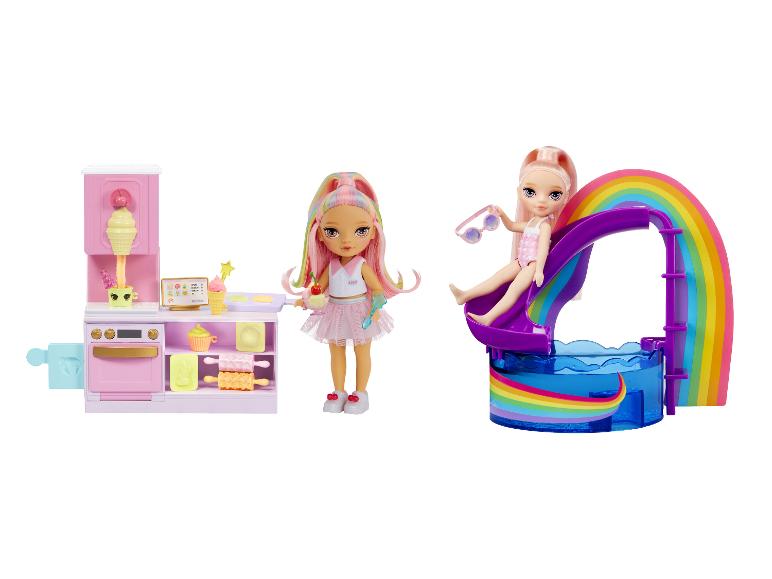 Zwei Puppen mit Regenbogenhaar, eine mit rosa Küchenset und die andere mit Regenbogenrutsche.