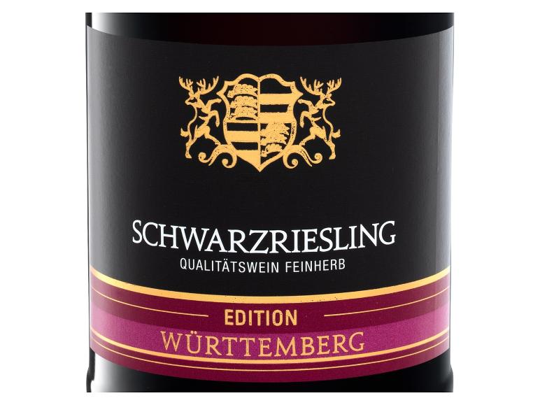 Weinflaschenetikett mit goldenem Wappen und dem Text „Schwarzriesling Qualitätswein Feinherb“.