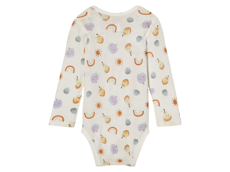 Ein weißer Babybody mit Regenbogen-, Sonnen- und Fruchtmuster.