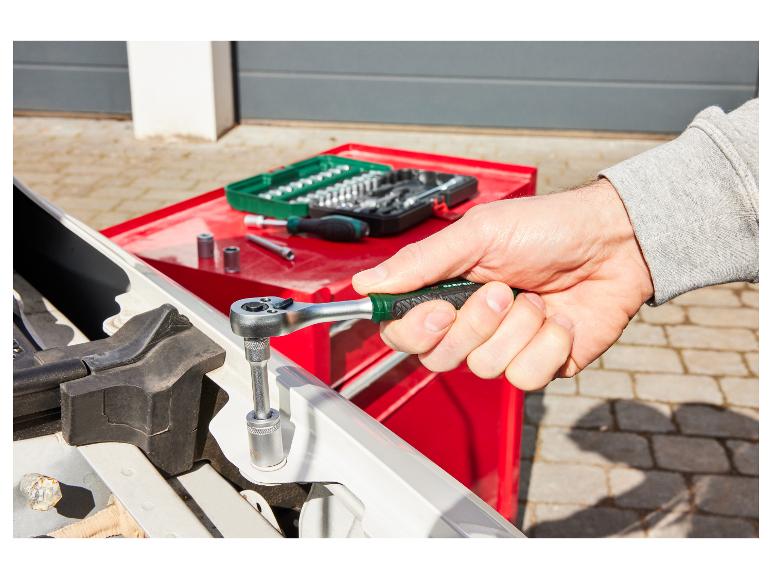 Ein Mechaniker benutzt einen Parkside Ratschenschlüssel, um ein Auto zu reparieren.