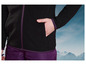Eine schwarze Fleecejacke mit violetten Akzenten vor einem Hintergrund von schneebedeckten Bergen.