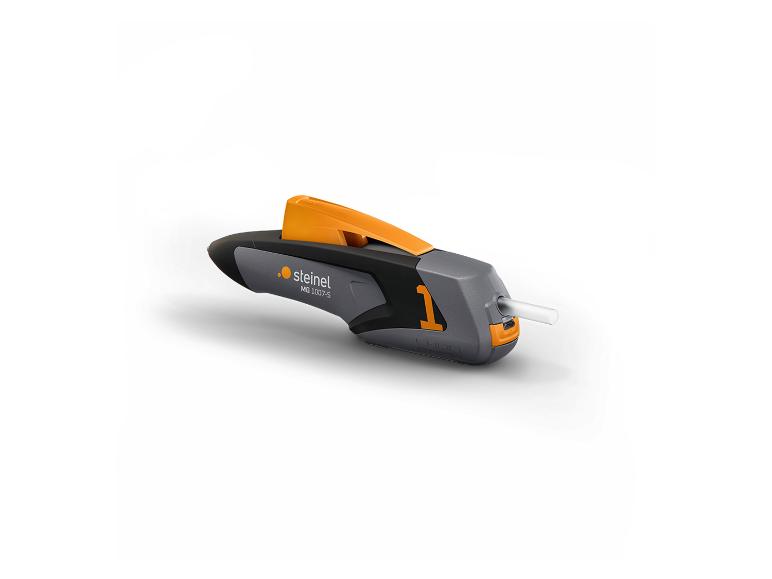 Schwarz-orange Heißklebepistole mit weißem Klebestift.
