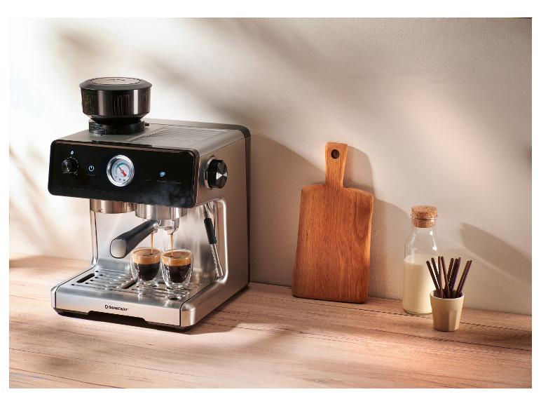 Espressomaschine mit integrierter Mühle bereitet zwei Kaffees zu, daneben eine Milchflasche und ein Schneidebrett.