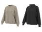Zwei einfarbige Sweatshirts, ein beiges Rundhals- und ein schwarzes Stehkragen-Modell.