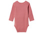 Ein rosafarbener Baby-Body mit langen Ärmeln.