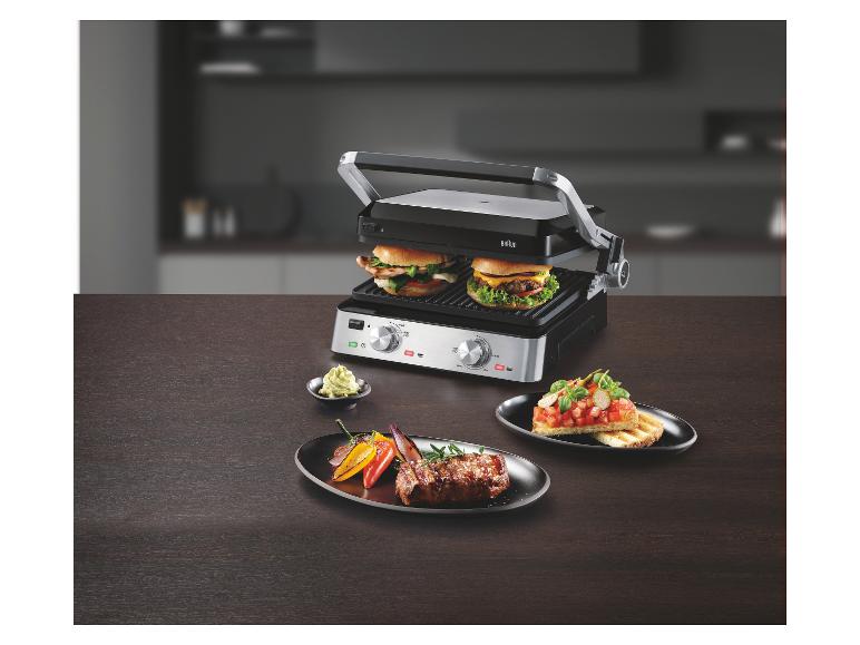 Grill mit Burgern, Steaks und Bruschetta auf einer Küchenarbeitsplatte.
