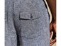 Mann trägt blaue Leinen-Shorts mit einer Tasche hinten.