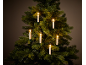 Weihnachtsbaum mit brennenden Kerzen, der eine warme und festliche Atmosphäre schafft.