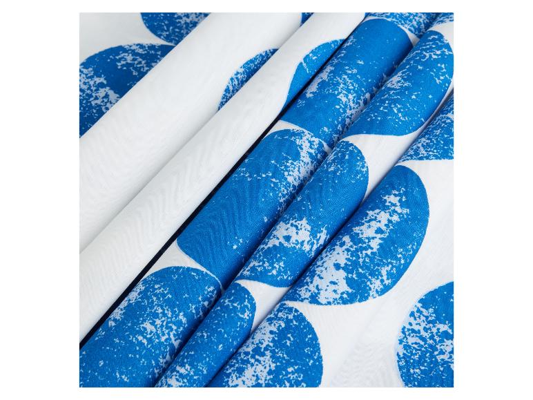 Weißer Stoff mit blauen Punkten.