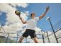 Mann in Sport-T-Shirt und Shorts spielt Padel im Freien.