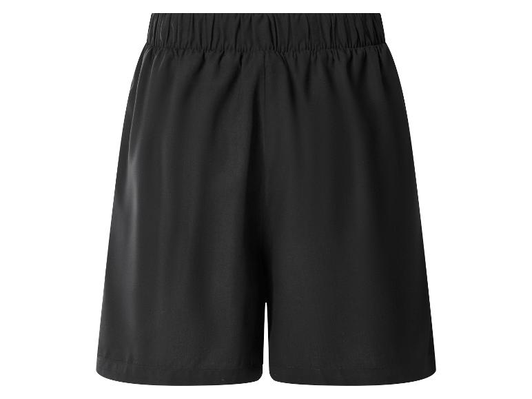Schwarze Shorts mit elastischem Bund.