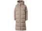 Damen-Long-Pufferjacke in Taupe mit Kapuze und Reißverschluss vorne.