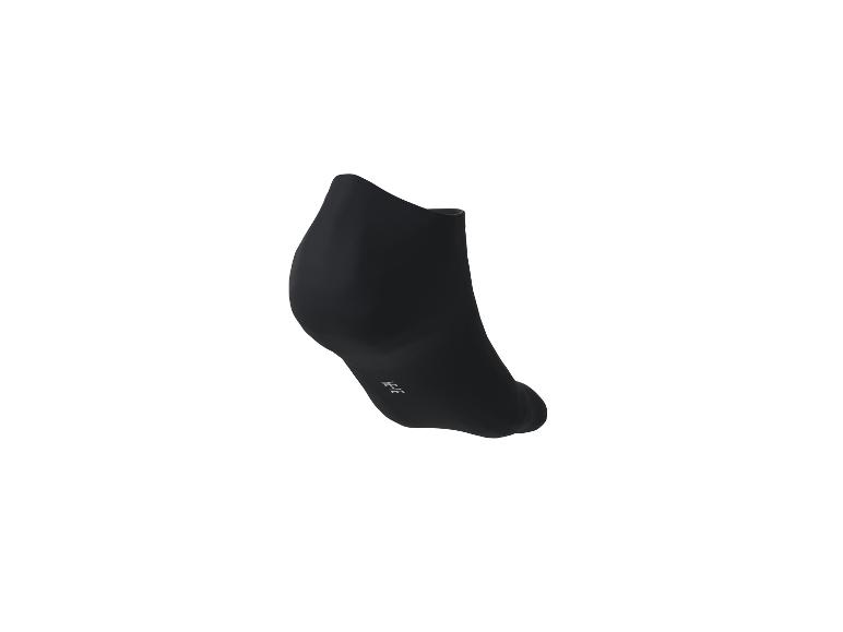 Ein Paar schwarze kurze Socken mit einem weißen Logo auf der Unterseite.