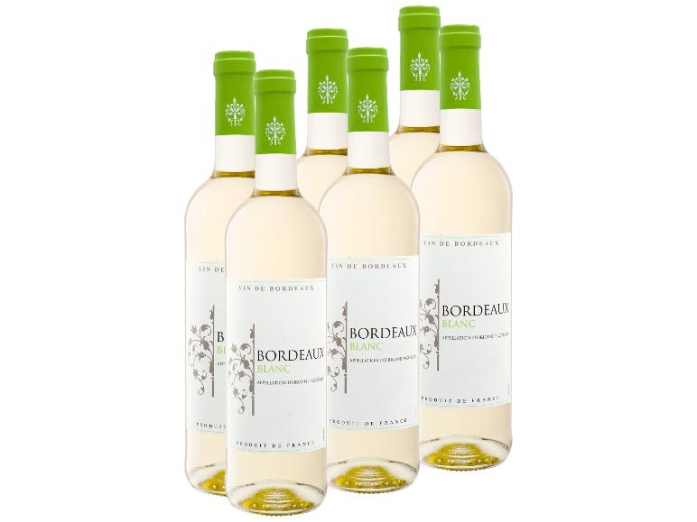 Sechs Flaschen Bordeaux Weißwein mit grünen und weißen Etiketten.