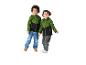 Zwei lächelnde Kinder in grün-schwarzen Kapuzenjacken, Jeans und grauen Jogginghosen.