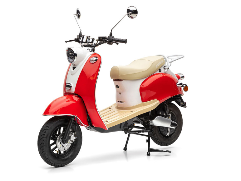Ein roter und weißer Roller mit einem beigefarbenen Sitz.
