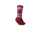 Rote Socke mit weißen Weihnachtsmustern und rutschfester Sohle.