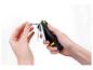 Eine Person hält ein Multitool mit Inbus- und Torx-Schlüsseln, wobei ein Schlüssel ausgeklappt ist.