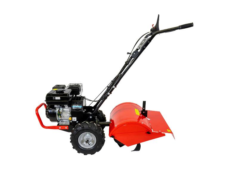 Rote und schwarze Gartenfräse mit starkem Motor und großen Rädern, Seitenansicht.