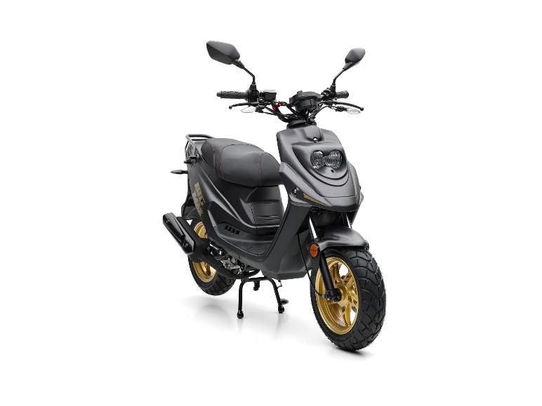 Schwarzer Roller mit goldenen Felgen auf weißem Hintergrund.