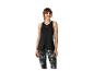 Frau in schwarzem Tanktop und schwarz-weiß gemusterten Leggings.