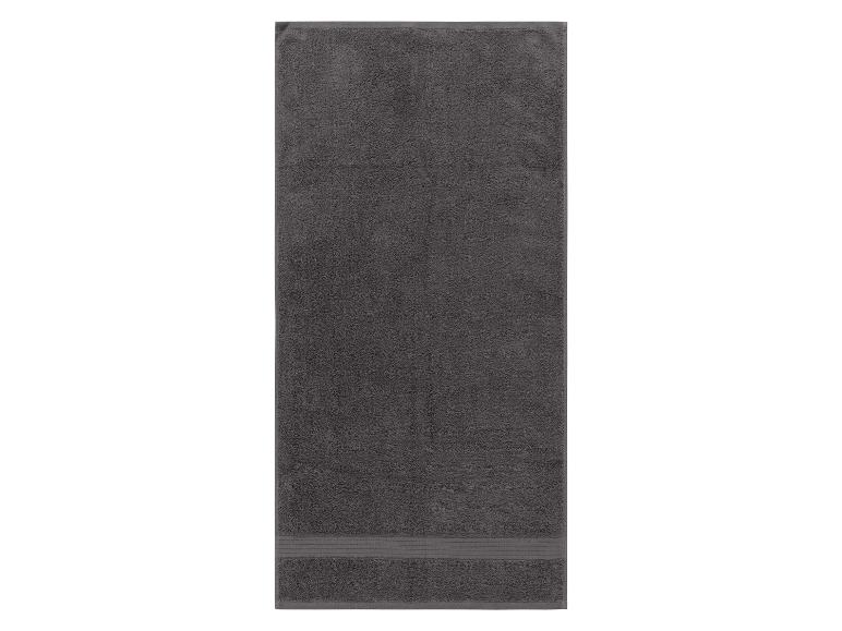Dunkelgraues Badehandtuch.
