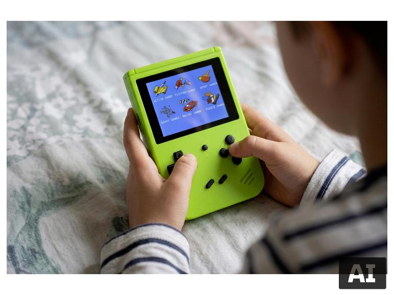 Ein Kind spielt mit einer grünen Retro-Spielekonsole. [KI-generiertes Bild]