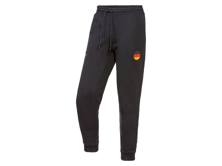 Schwarze Jogginghose mit deutscher Flagge.