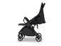 Leichter und kompakter schwarzer Kinderwagen, Seitenansicht.
