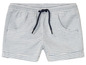 Weiße Shorts mit blauen Streifen und Kordelzug.