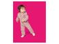 Kleinkind in einem rosa Kapuzen-Fleece-Overall, schaut zur Seite.