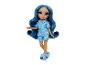 Eine Rainbow High Puppe mit blauen Haaren in blauem Pyjama und Hausschuhen.