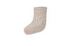 Eine beige Babysocke mit geripptem Muster.