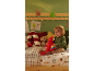 Kind sitzt auf einem weihnachtlich dekorierten Bett und spielt mit einem Plüschpapagei.