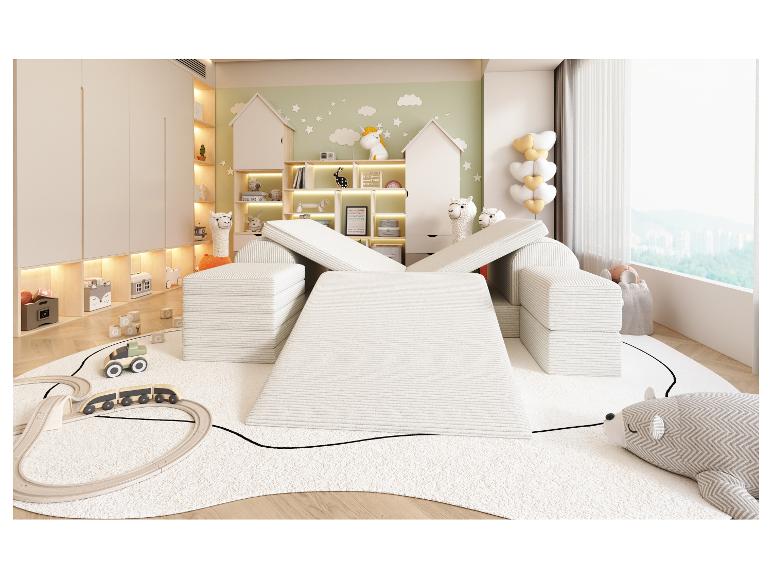 Kinderspielzimmer mit Softplay-Bausteinen, Holzeisenbahn und Spielzeugaufbewahrung.