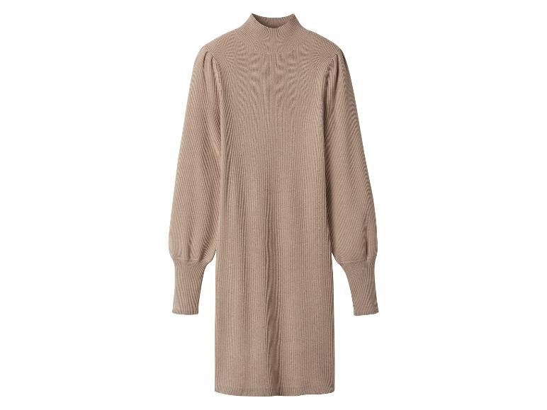 Beiges Rippstrickkleid mit Puffärmeln und Stehkragen.