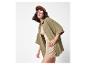 Hemd, Shorts und Kappe: stylischer Casual-Look.