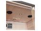Holzsauna-Interieur mit Beleuchtung, Lautsprechern und Belüftung.
