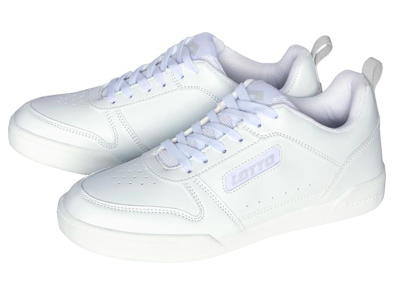 Ein Paar weiße Turnschuhe mit weißen Schnürsenkeln, auf weißem Hintergrund.