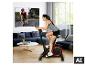 Eine Frau trainiert in ihrem Wohnzimmer auf dem Heimtrainer CHRISTOPEIT AL 1. [KI-generiertes Bild]