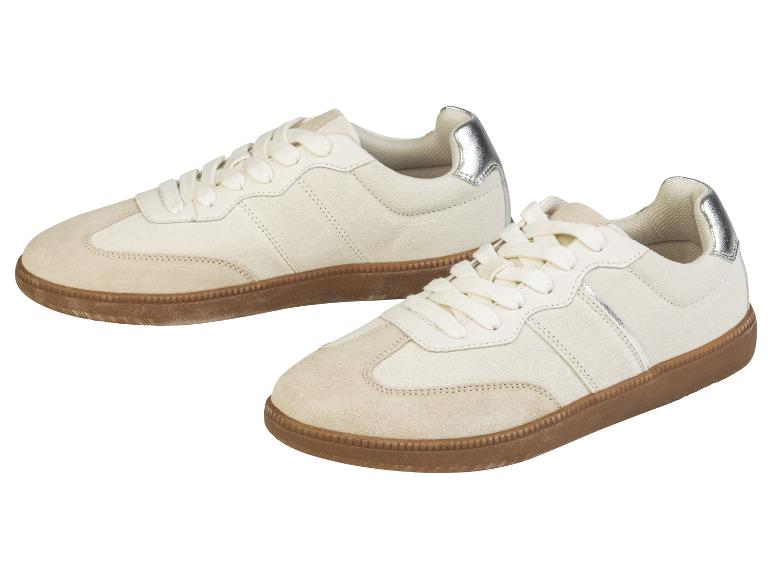 Zwei weiße Ledersneaker mit braunen Sohlen