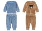 Zwei lange Baby-Pyjamas, einer mit Sternchen und der andere mit einem Fuchs-Motiv.