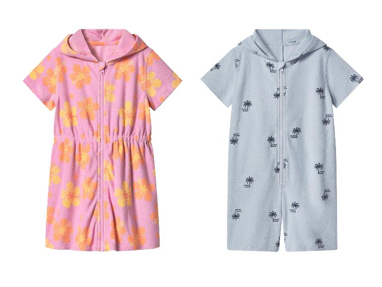 Kinder-Frottee-Strandoveralls: rosa mit Blumen und blau mit Palmen.