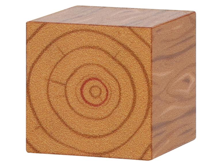 Holzwürfel mit sichtbarer Maserung und kreisförmigen Jahresringen