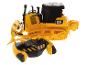 Gelber Caterpillar D7E Spielzeugbagger mit Fernbedienung.