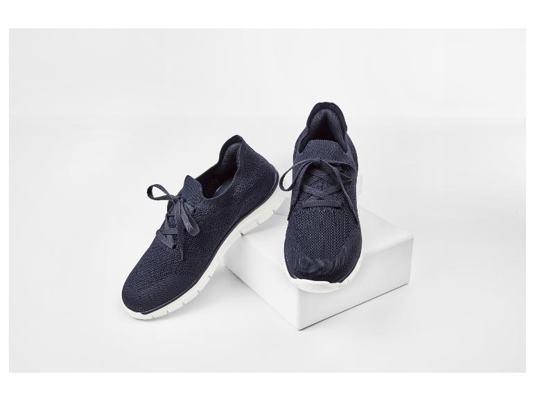 Ein Paar dunkelblaue Sportschuhe mit weißen Sohlen auf weißem Hintergrund.