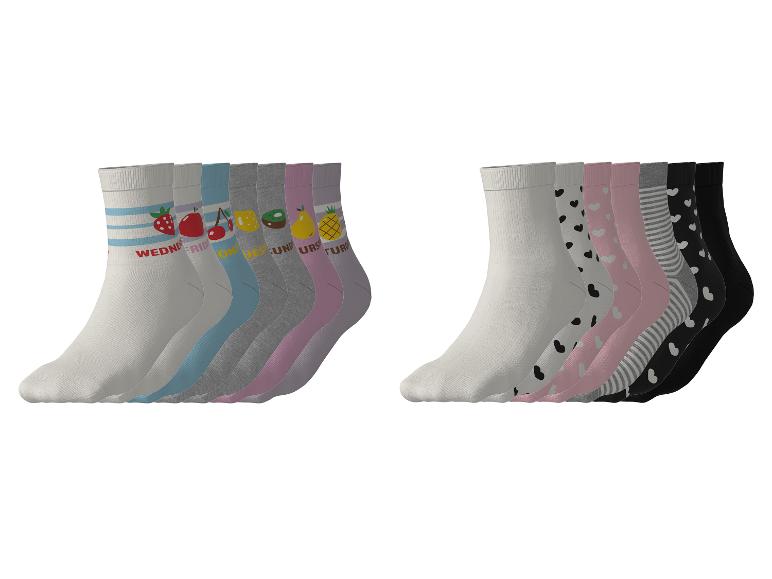 Socken mit Früchten und Herzen, in verschiedenen Farben, für die Wochentage.