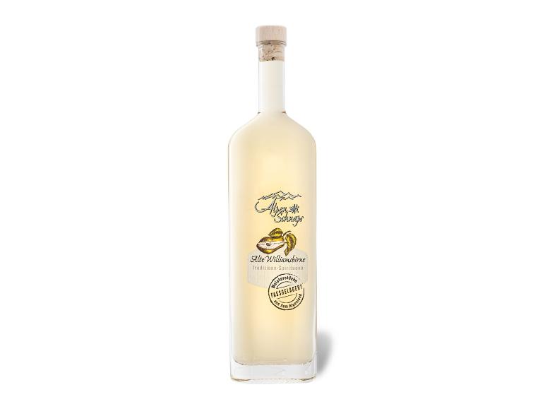 Flasche traditioneller Williamsbirnen-Spirituose, fassgelagert, auf weißem Hintergrund.
